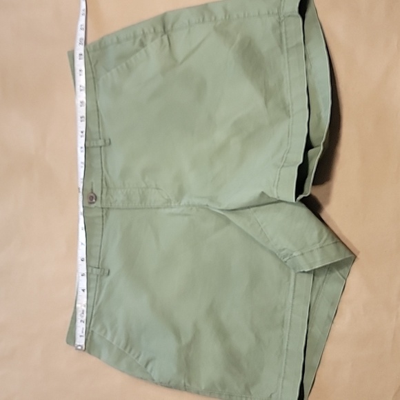 Old Navy Size 16 Olive / Army Green Everyday Short, 5" Inseam, Exc. Used Cond. - Picture 3 of 10